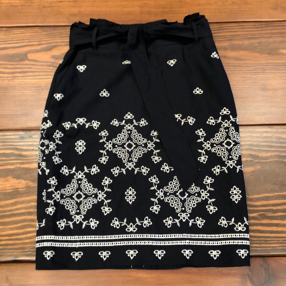 Ann Taylor Navy Pencil Skirt w/Eyelet Embroidery